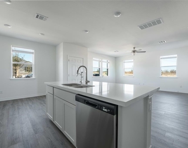 103 W Thurman Holt Rd - Photo Thumbnail 2