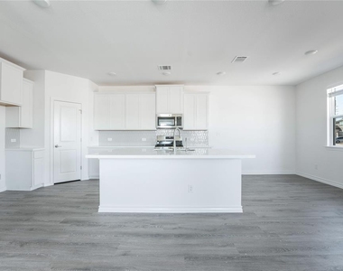103 W Thurman Holt Rd - Photo Thumbnail 3