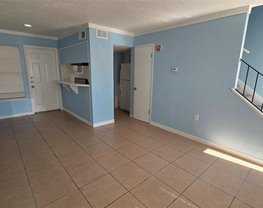 5200 Lancaster Ct - Photo Thumbnail 3