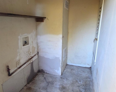 5200 Lancaster Ct - Photo Thumbnail 8
