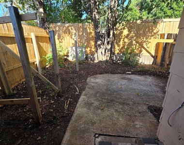 5200 Lancaster Ct - Photo Thumbnail 6