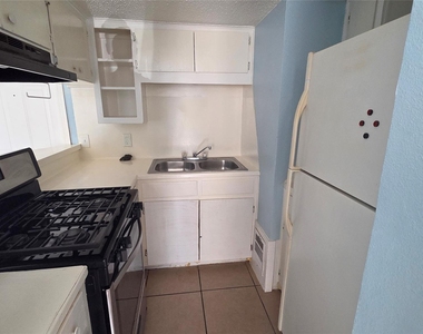 5200 Lancaster Ct - Photo Thumbnail 4