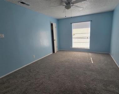 5200 Lancaster Ct - Photo Thumbnail 10