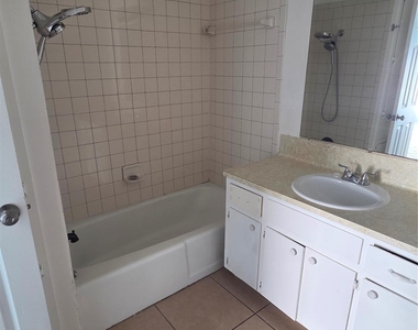 5200 Lancaster Ct - Photo Thumbnail 15