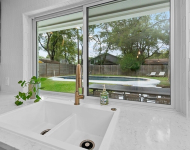 8806 Ridgehill Dr - Photo Thumbnail 10