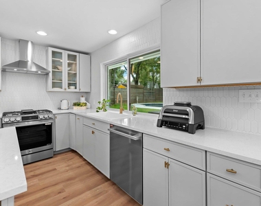8806 Ridgehill Dr - Photo Thumbnail 9