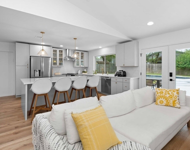 8806 Ridgehill Dr - Photo Thumbnail 8