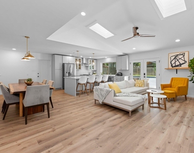 8806 Ridgehill Dr - Photo Thumbnail 3