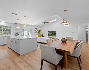 8806 Ridgehill Dr - Photo Thumbnail 12