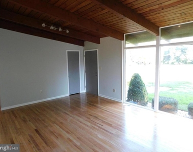 1242 S Governors Avenue - Photo Thumbnail 8