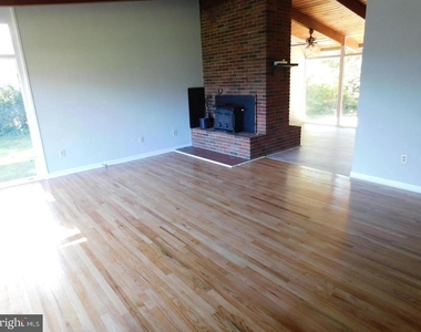 1242 S Governors Avenue - Photo Thumbnail 6