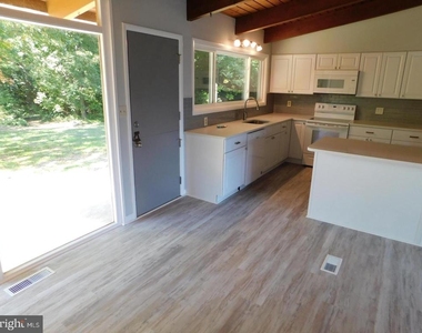 1242 S Governors Avenue - Photo Thumbnail 10