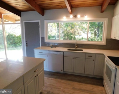 1242 S Governors Avenue - Photo Thumbnail 1