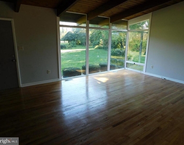 1242 S Governors Avenue - Photo Thumbnail 5