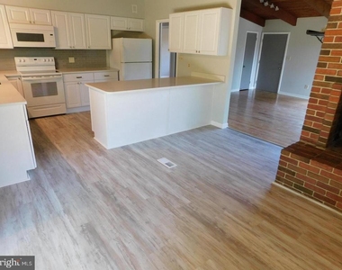 1242 S Governors Avenue - Photo Thumbnail 3