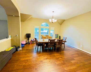 209 Monahans Dr - Photo Thumbnail 8