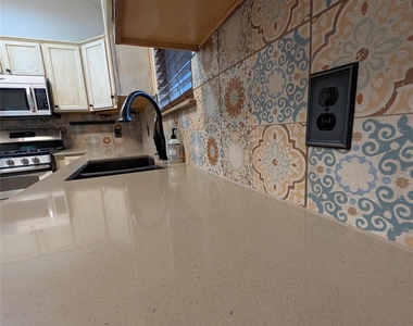 1325 Roadrunner Dr - Photo Thumbnail 7