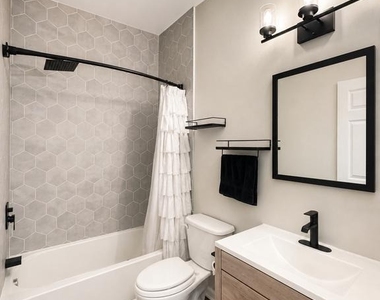 93 Danbury Street Sw - Photo Thumbnail 5