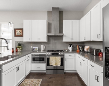 4325 Jackson Ave - Photo Thumbnail 11