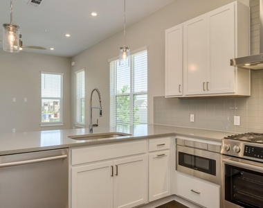4325 Jackson Ave - Photo Thumbnail 2