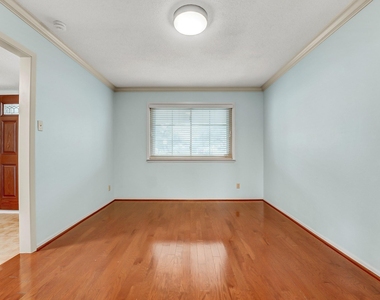 8001 Manassas Dr - Photo Thumbnail 12