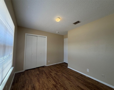 1004 Ridgemont St - Photo Thumbnail 11
