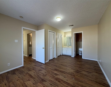 1004 Ridgemont St - Photo Thumbnail 6