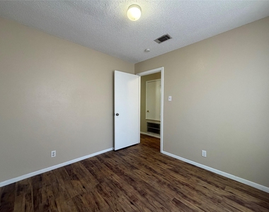 1004 Ridgemont St - Photo Thumbnail 9