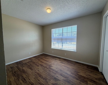 1004 Ridgemont St - Photo Thumbnail 12