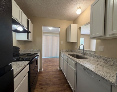 1004 Ridgemont St - Photo Thumbnail 5