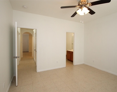 2817 Southampton Way - Photo Thumbnail 5