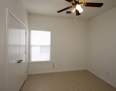 2817 Southampton Way - Photo Thumbnail 8