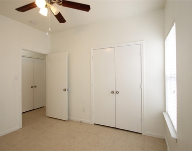 2817 Southampton Way - Photo Thumbnail 9