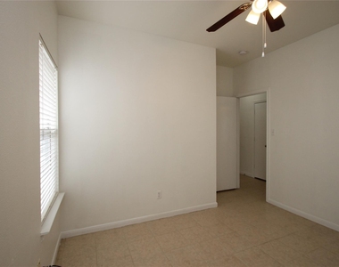 2817 Southampton Way - Photo Thumbnail 7
