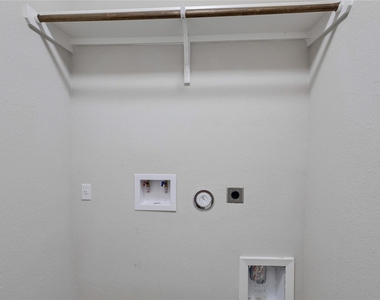 1105 Burin Dr - Photo Thumbnail 12