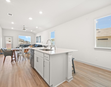 526 Millbrook Blvd - Photo Thumbnail 9