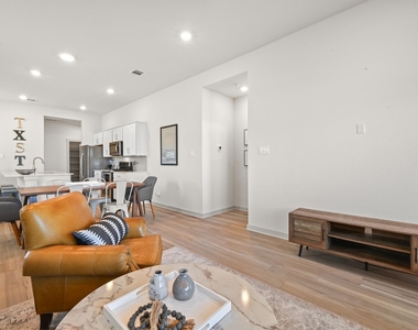 526 Millbrook Blvd - Photo Thumbnail 14