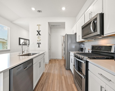526 Millbrook Blvd - Photo Thumbnail 8