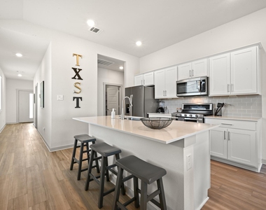 526 Millbrook Blvd - Photo Thumbnail 7