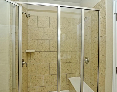 9512 Solana Vista Loop - Photo Thumbnail 18
