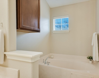 1310 W Parmer Ln - Photo Thumbnail 18