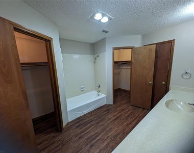 5614 Wagon Train Rd - Photo Thumbnail 12