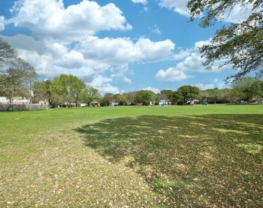 1205 Forest Oaks Path - Photo Thumbnail 32