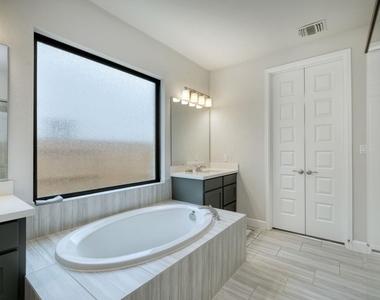 1401 Mulberry Oak Ln - Photo Thumbnail 17