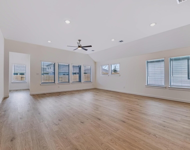 210 Melrose St - Photo Thumbnail 9