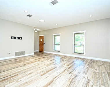 8406 Racine Trl - Photo Thumbnail 1