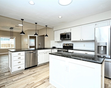 8406 Racine Trl - Photo Thumbnail 2