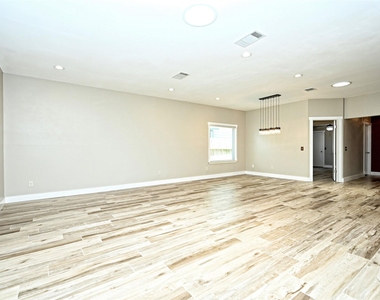 8406 Racine Trl - Photo Thumbnail 4