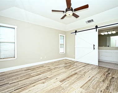 8406 Racine Trl - Photo Thumbnail 8
