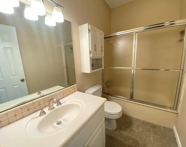 1307 Kinney Ave - Photo Thumbnail 20